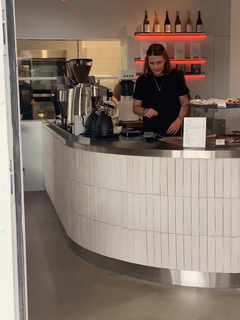 BRÚ speciality coffee & vegan bakehouse: clear photo of staff and counter