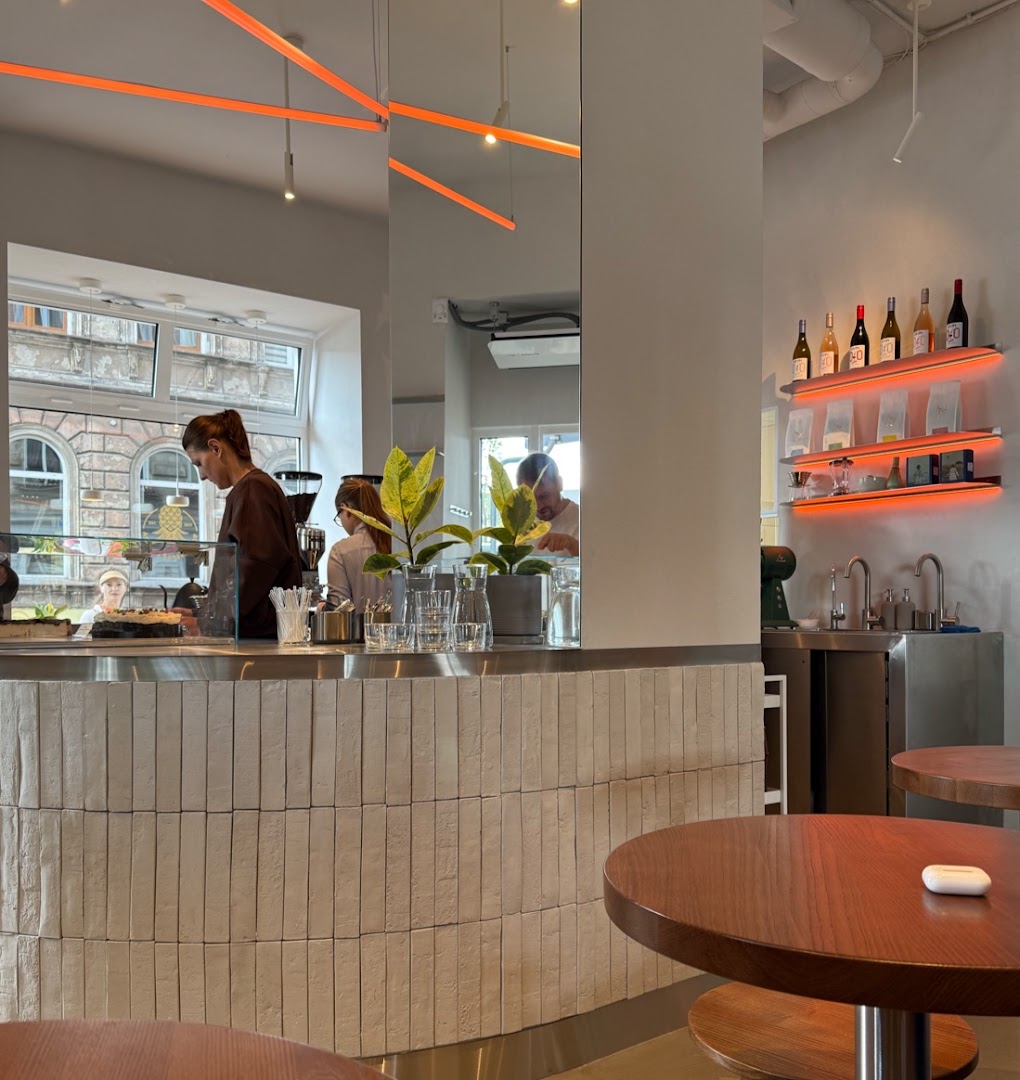 BRÚ speciality coffee & vegan bakehouse: attractive interior and professional atmosphere