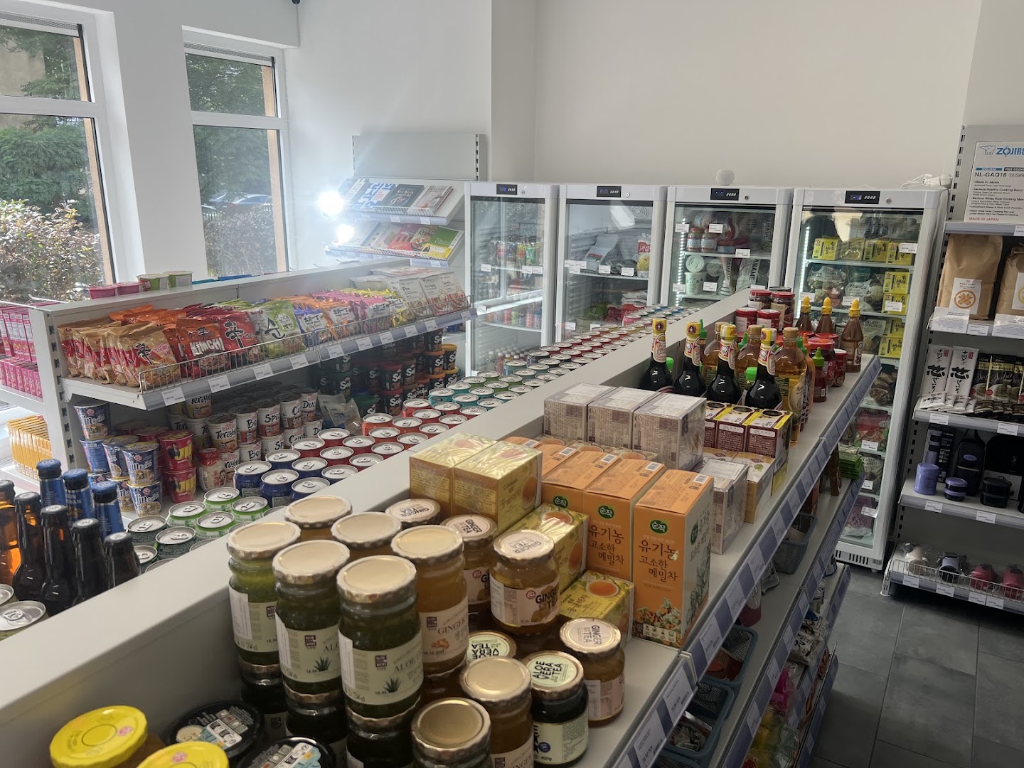 Konbini: clear view of shop products