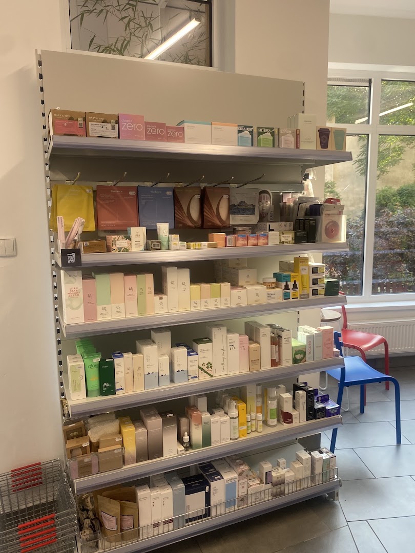 Konbini: clear display of shop products