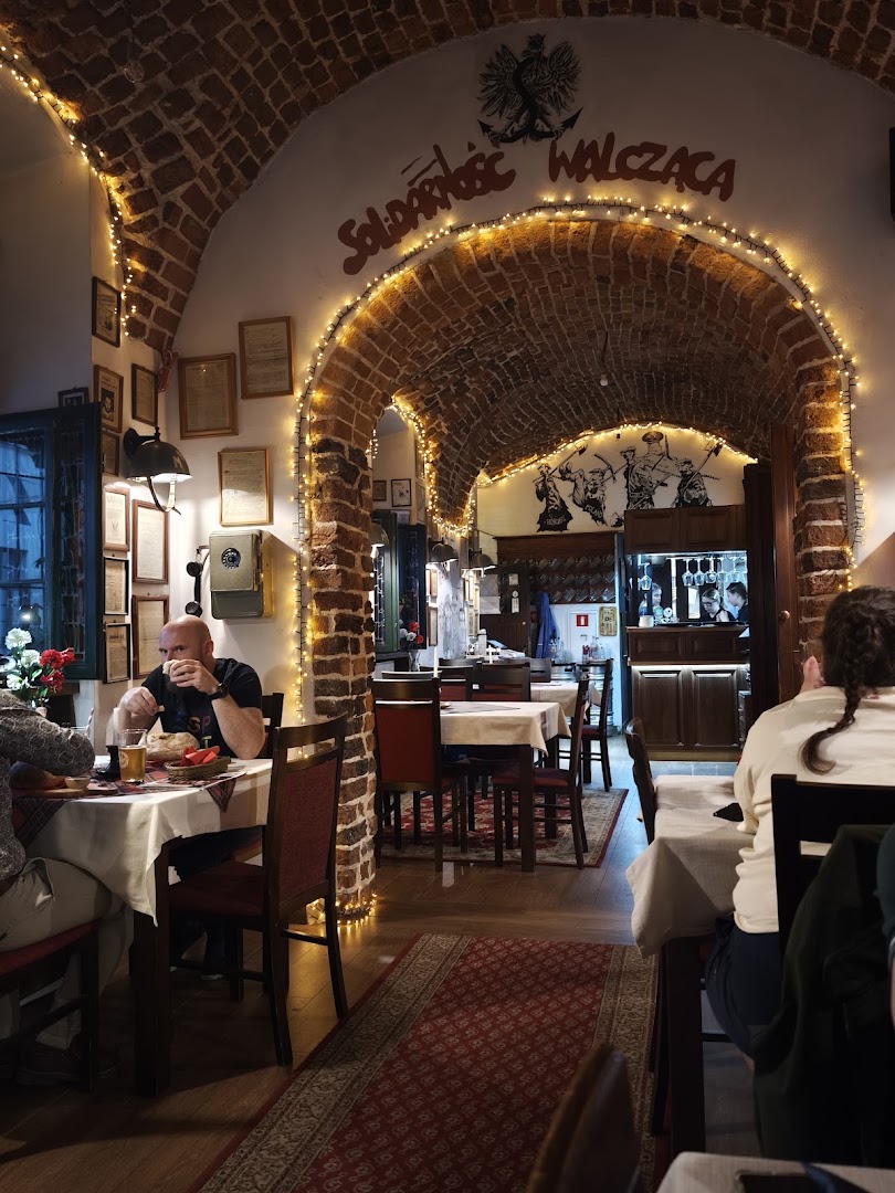 Konspira: inviting restaurant atmosphere