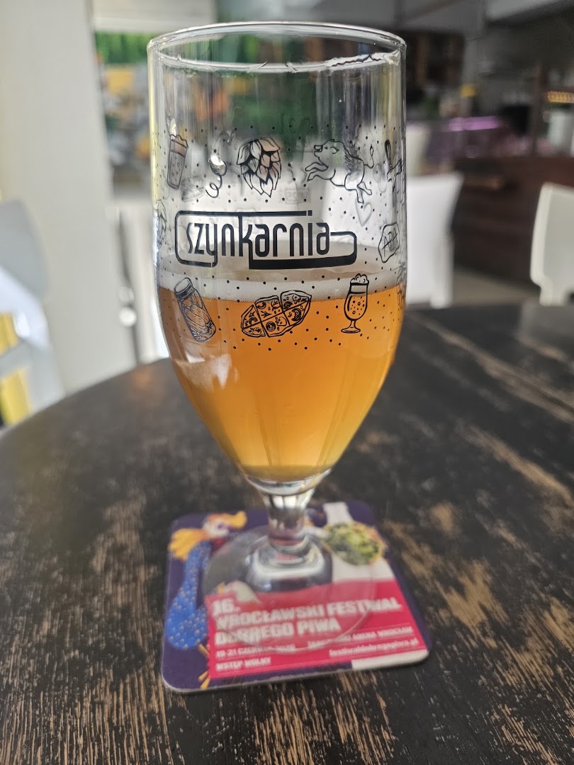 Szynkarnia: clear photo of branded glassware