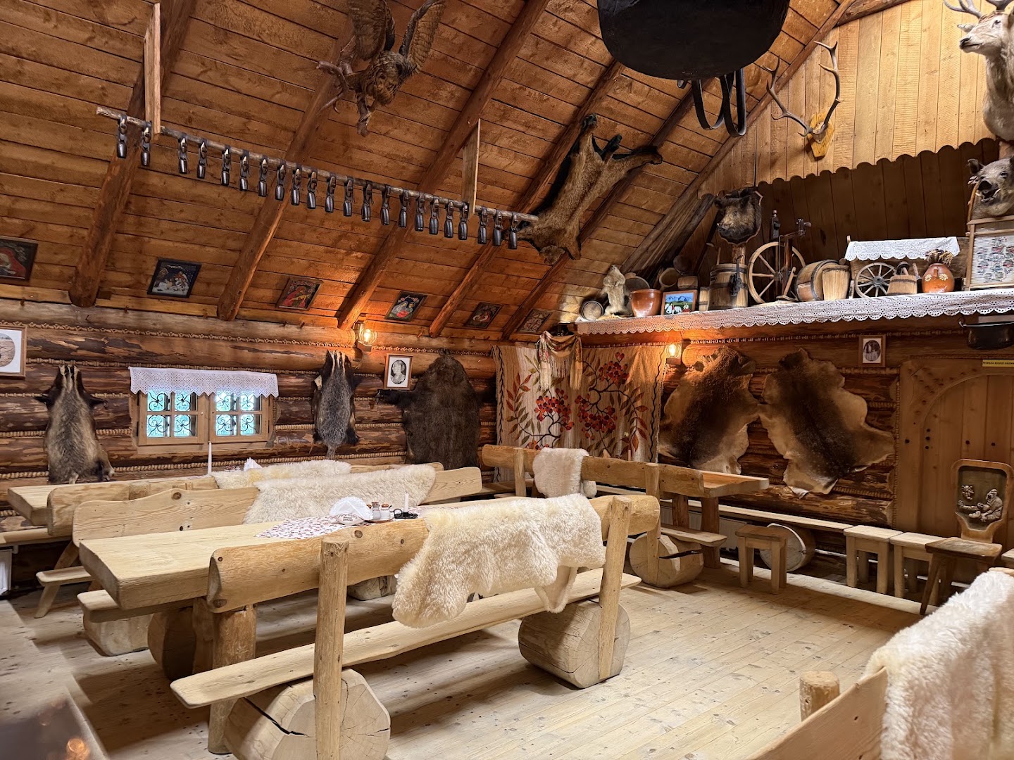 Bąkowo Zohylina Wyźnio: authentic restaurant interior atmosphere