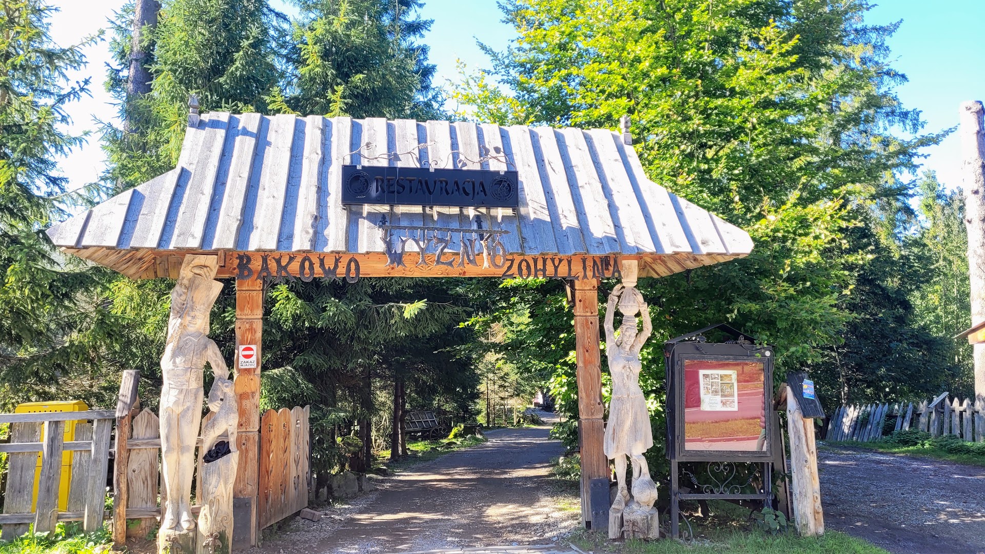 Bąkowo Zohylina Wyźnio: clear photo of restaurant entrance