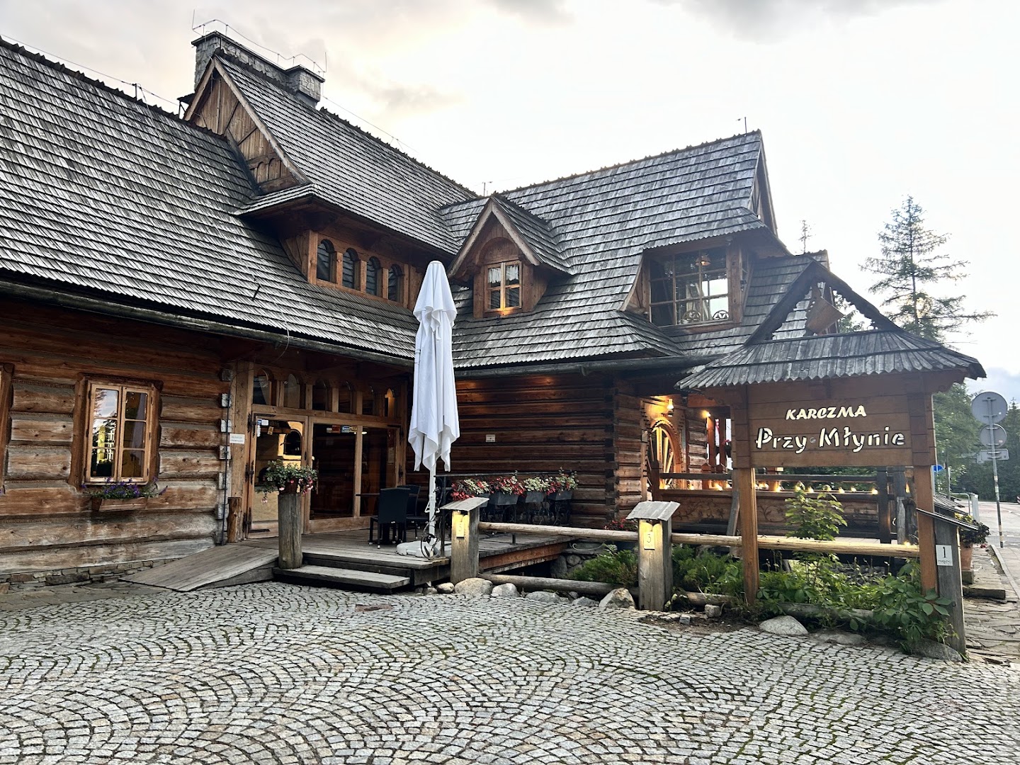 Karczma Przy Młynie: high quality exterior venue shot