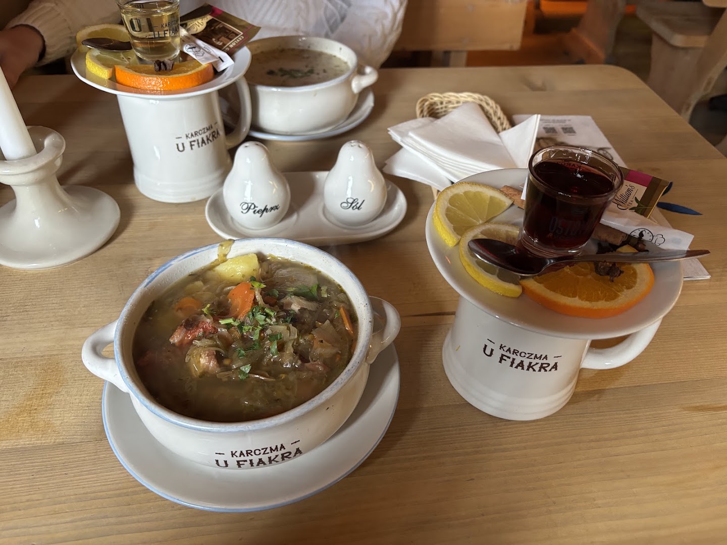 Karczma u Fiakra: appetizing food and branded tableware