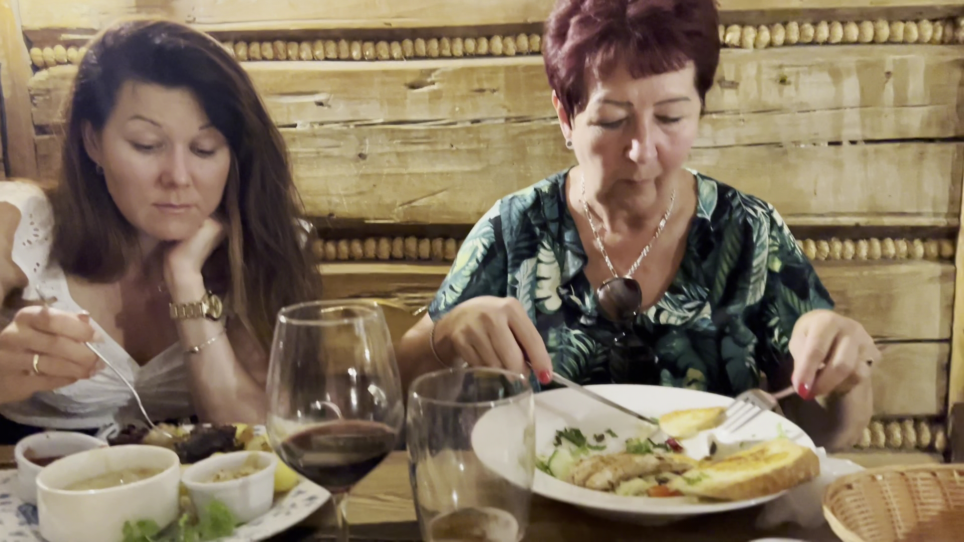Karczma Zapiecek: guests enjoying the meal