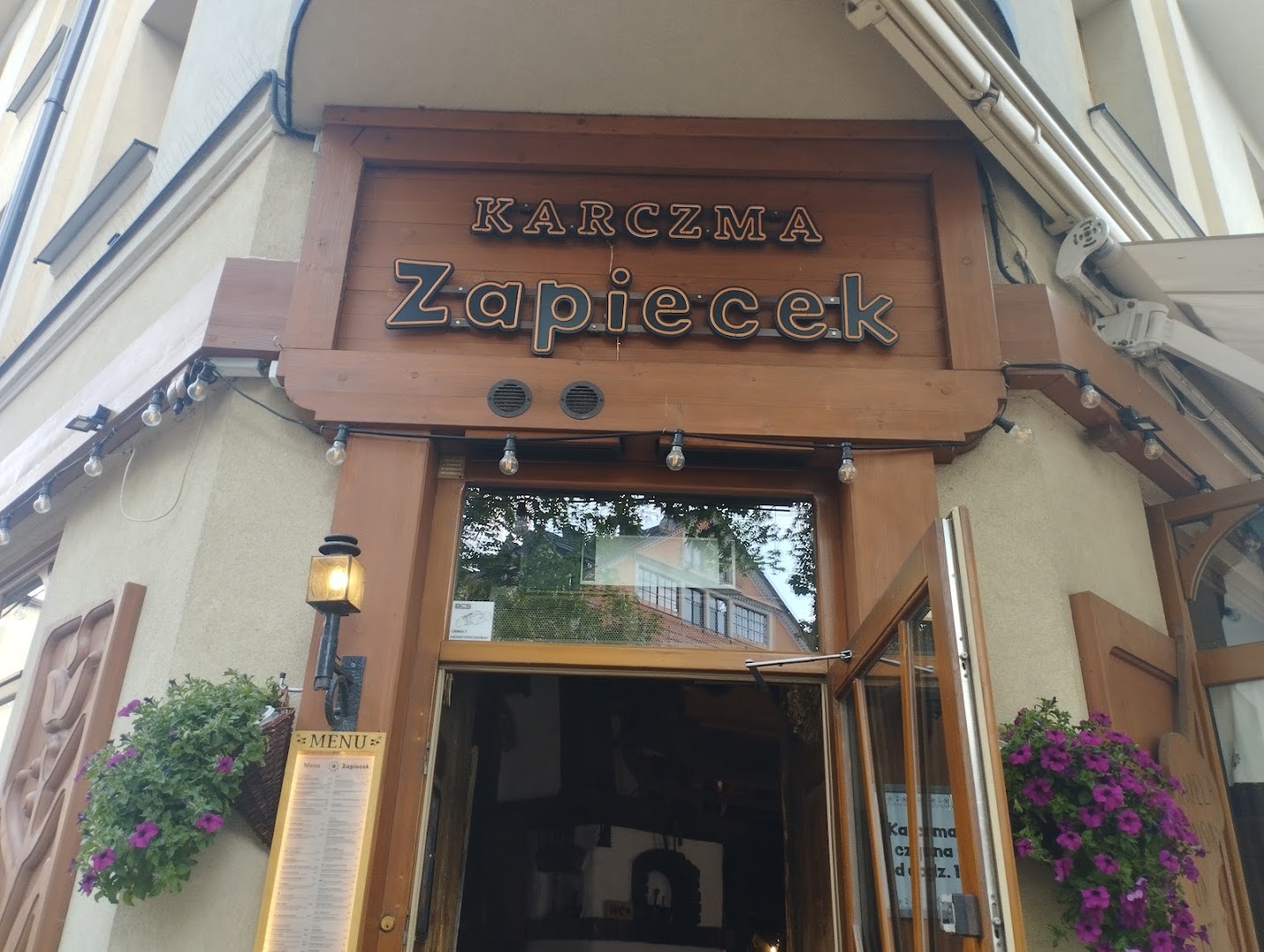 Karczma Zapiecek: clear photo of restaurant entrance