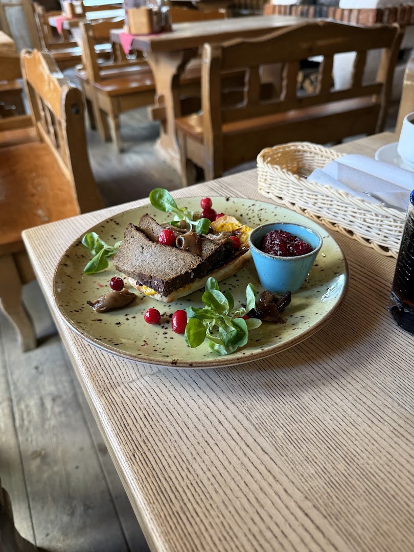Karczma Zapiecek: appetizing food presentation in venue
