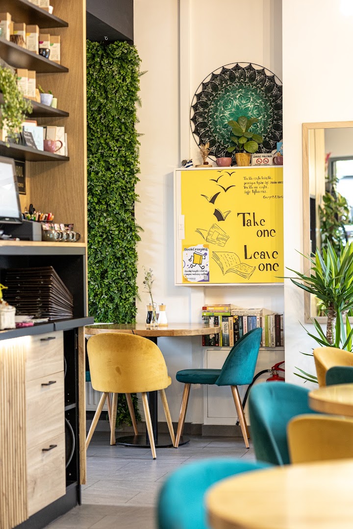 Kawiarnia Filiżanki: inviting and well-lit interior atmosphere