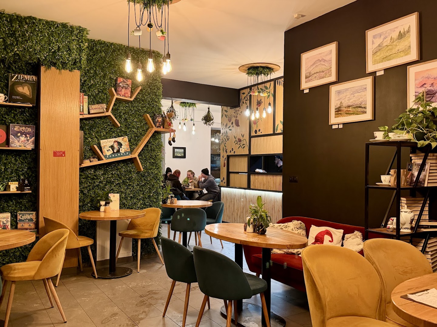 Kawiarnia Filiżanki: inviting and professional interior shot