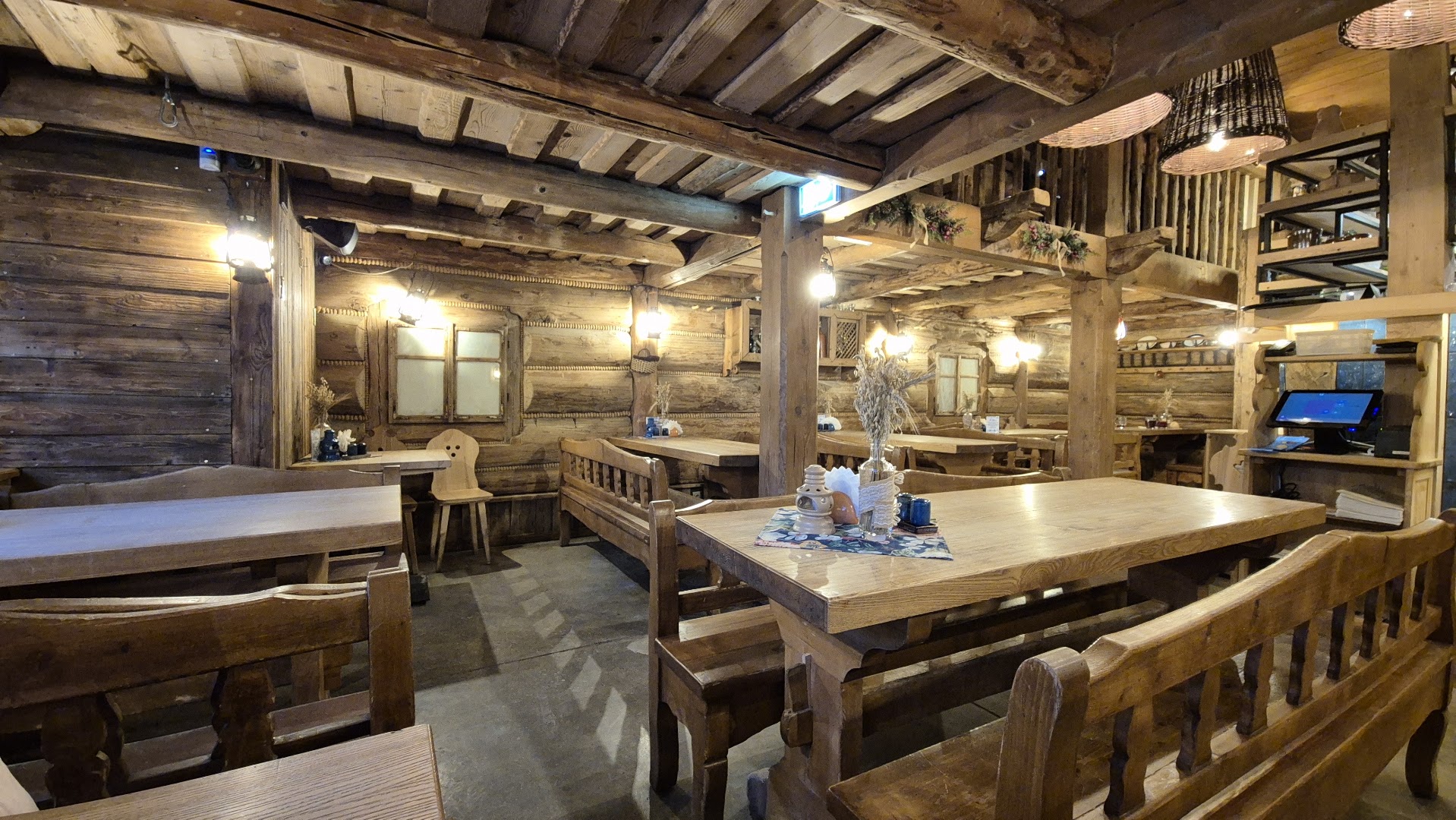Stek Chałupa: clear, inviting restaurant interior shot