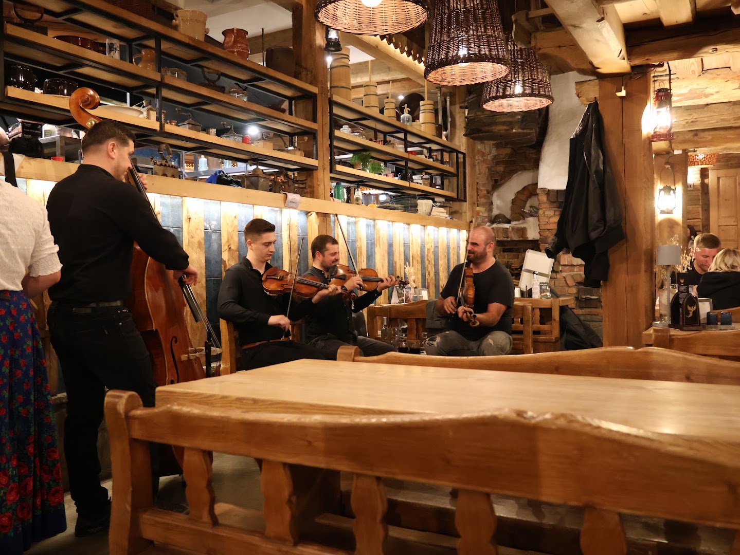 Stek Chałupa: authentic restaurant atmosphere well