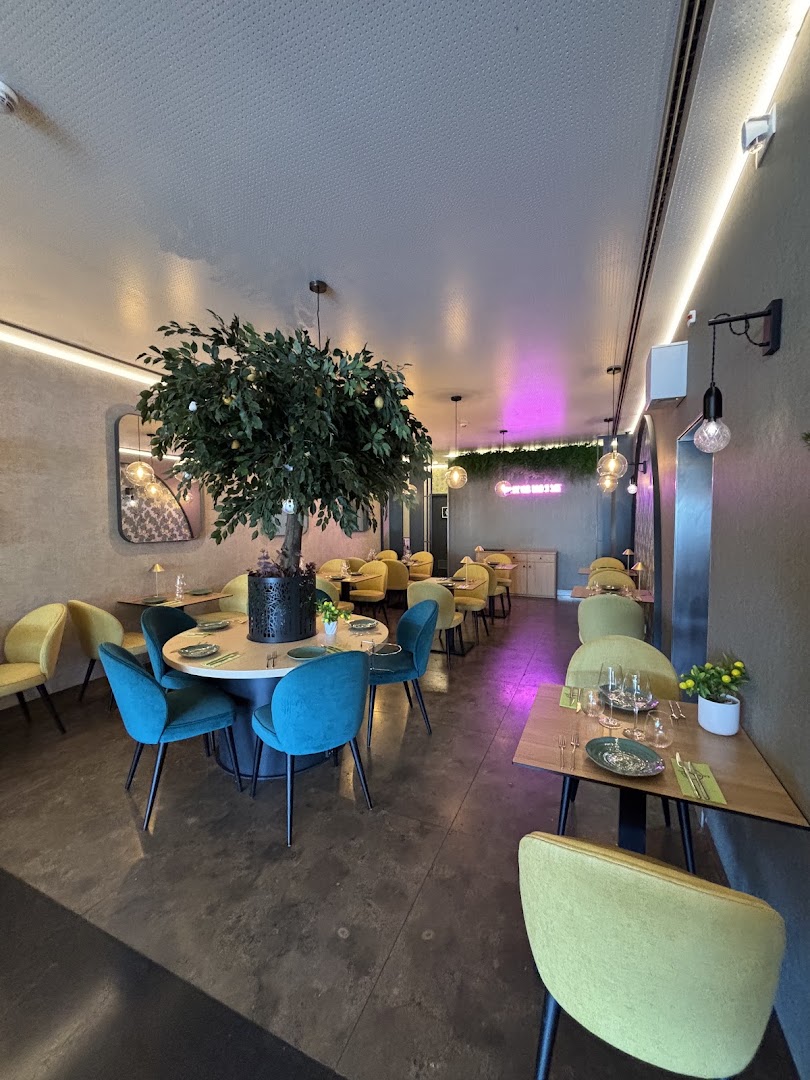 LemonDrops: attractive, high-quality interior shot