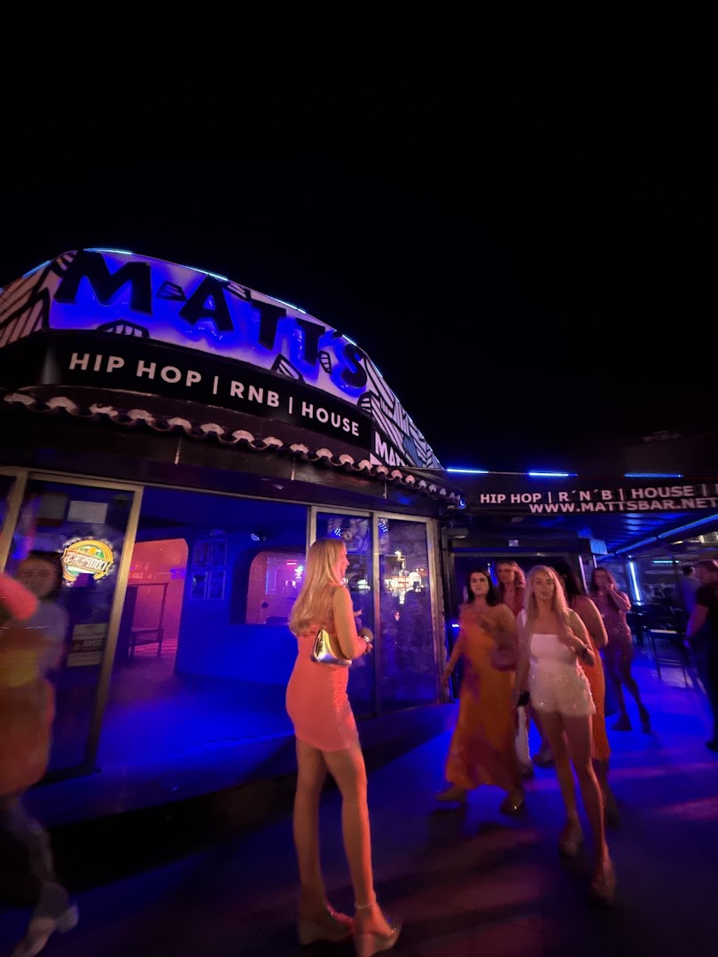Matt's Bar: vibrant bar atmosphere well