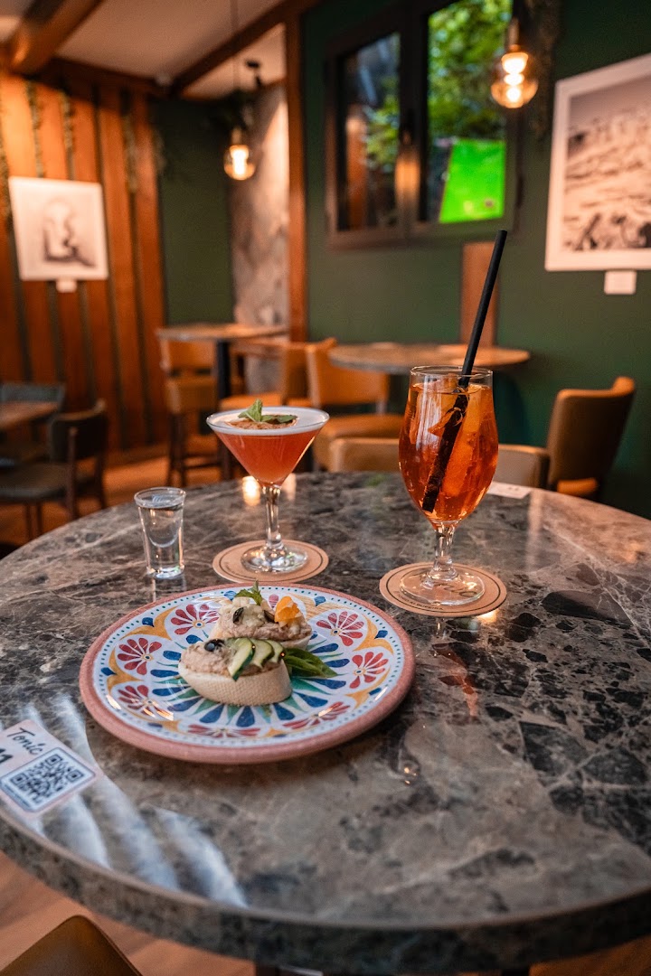 Tonic Bar: appealing shot of drinks and food