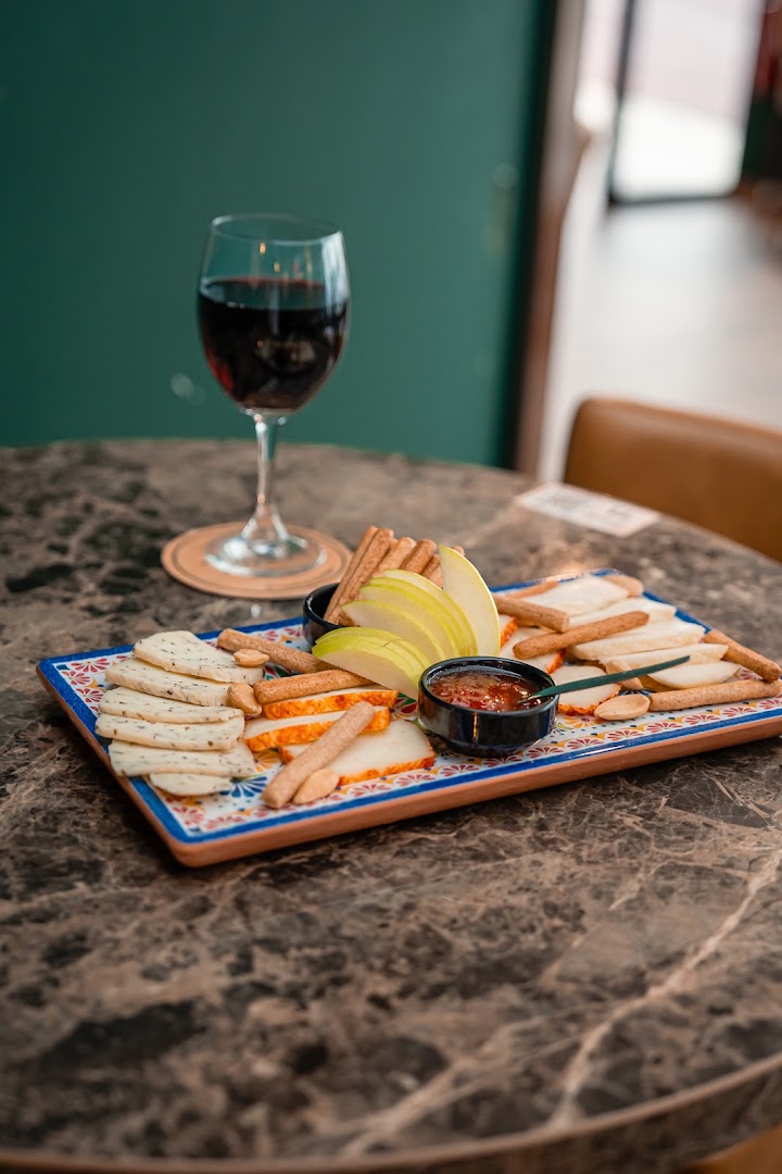 Tonic Bar: appetizing food and drink presentation