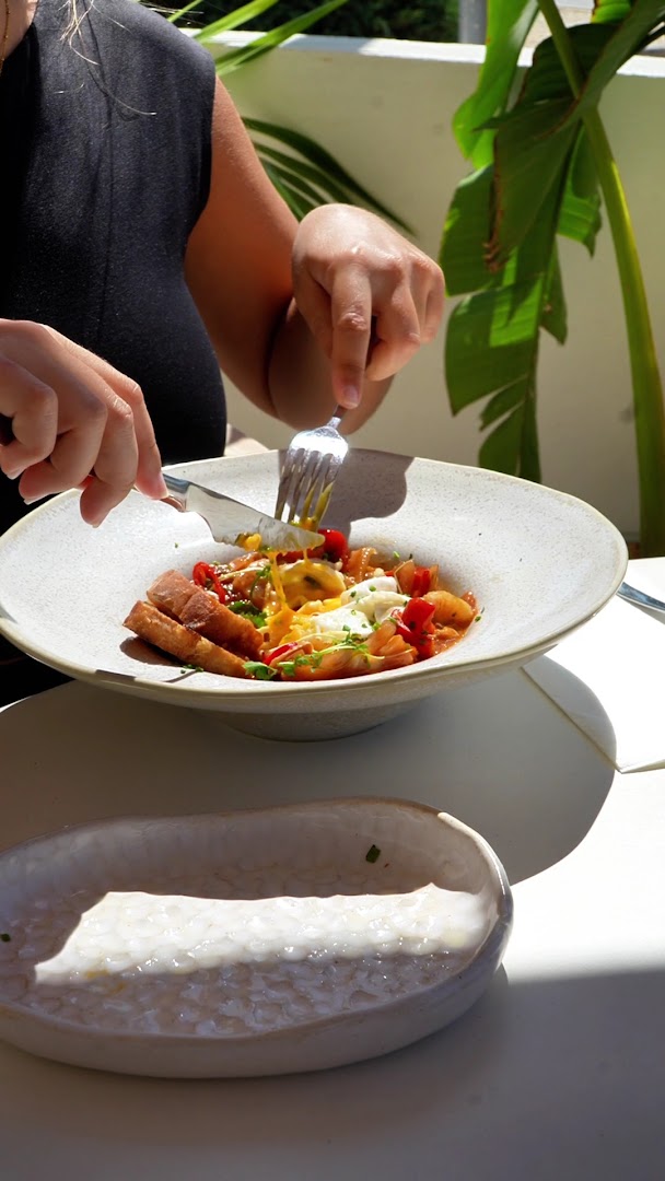 Tribü - Brunch & Bistro: appetizing food shot in sunlight