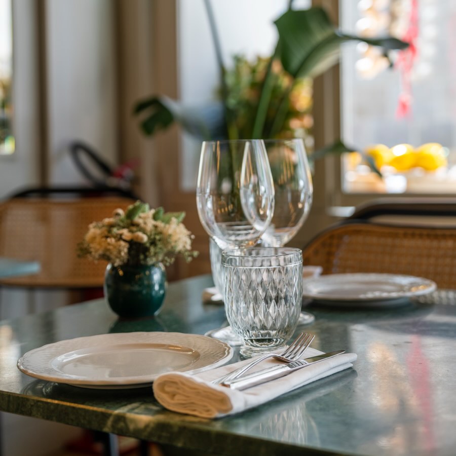 Livraria: professional and inviting table setting