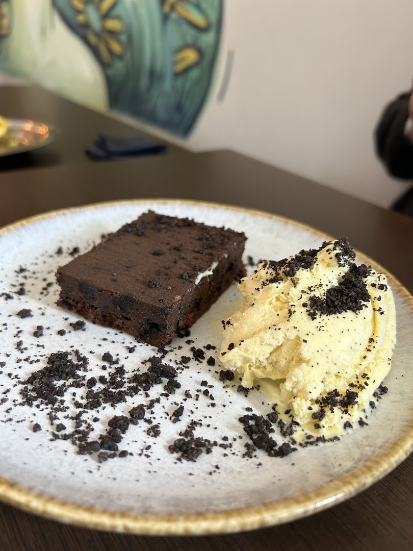 Nem Mais Nem Menos: appetizing photo of plated dessert