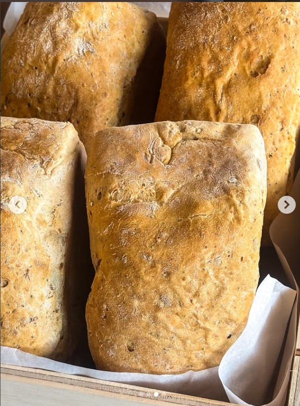 Alva Bakery: appetizing photo of fresh bread