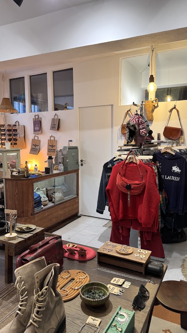 Nomada Bazaar: clear, inviting shop interior display