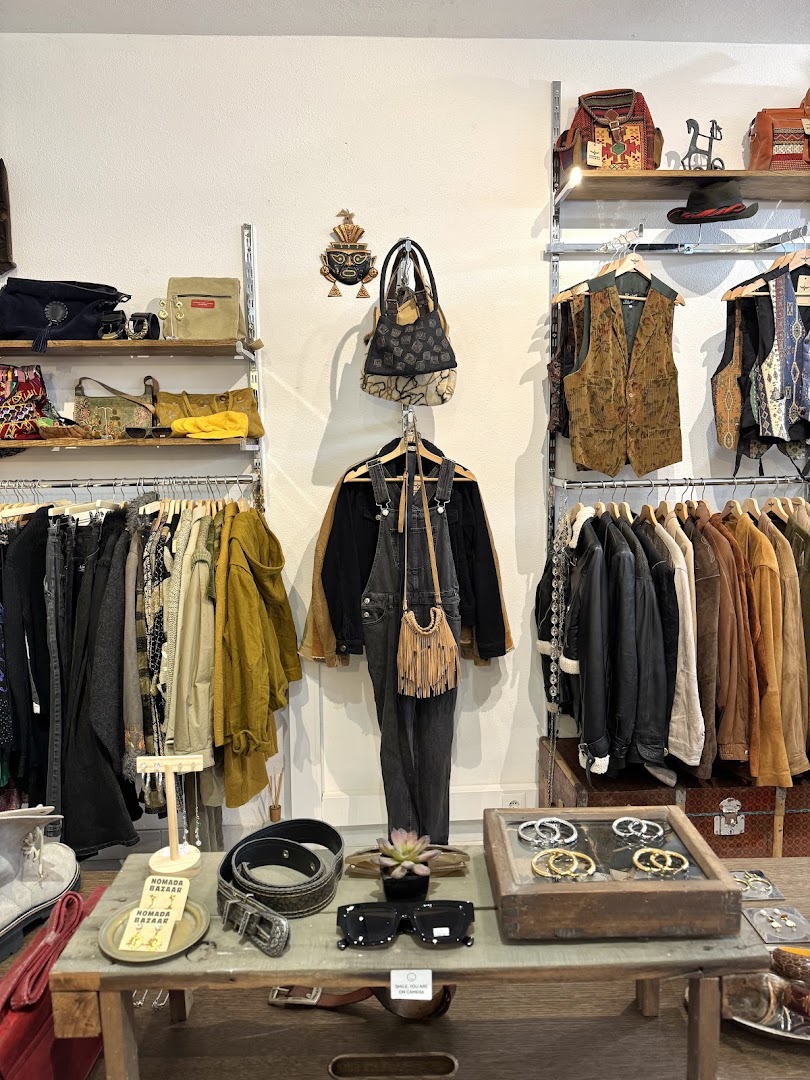 Nomada Bazaar: clear display of shop products