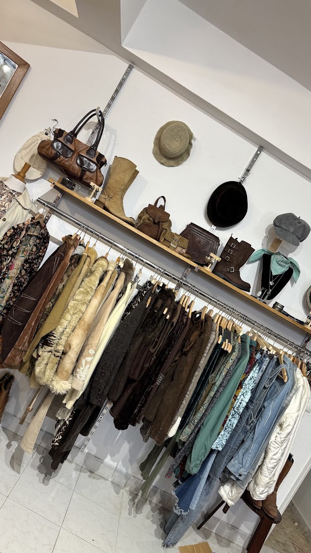 Nomada Bazaar: clear display of shop products