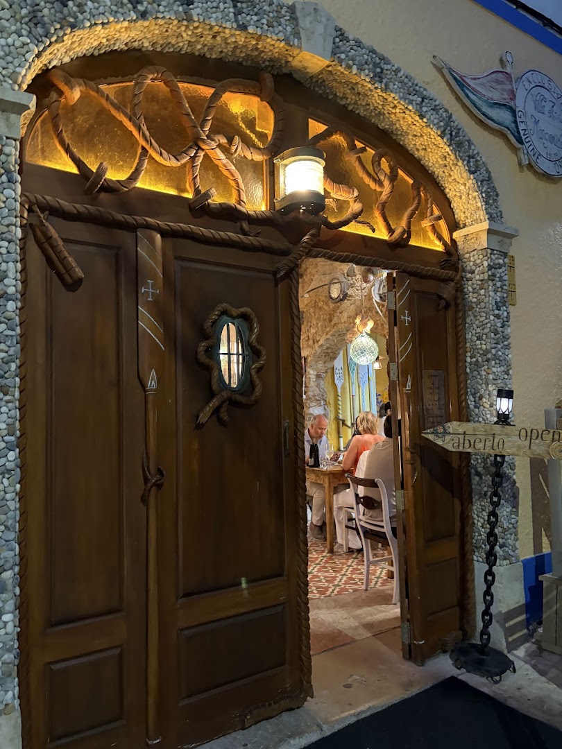 Petiscaria Âncora: inviting and atmospheric restaurant entrance