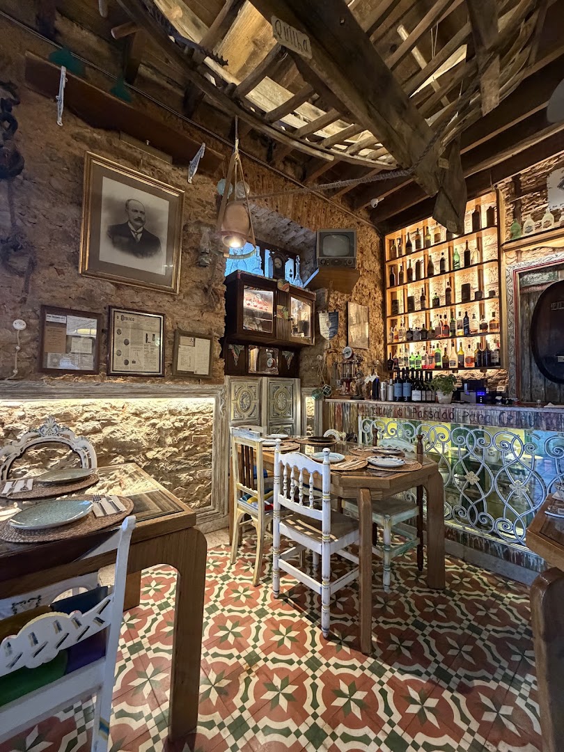 Petiscaria Âncora: inviting and atmospheric restaurant interior
