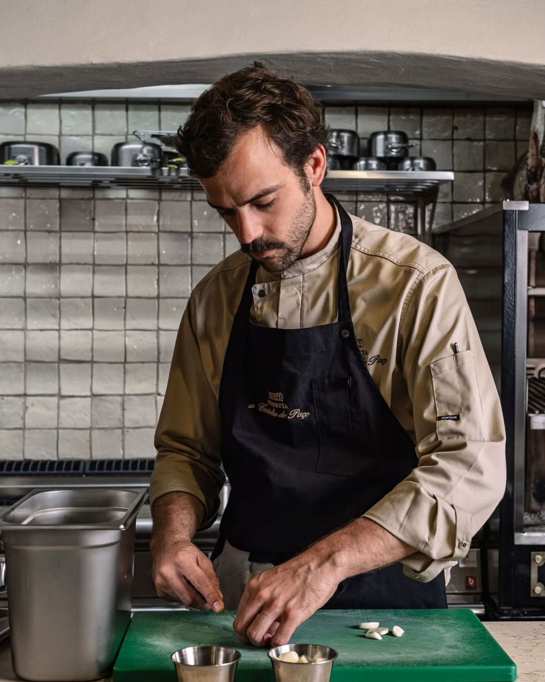 Cozinha do Paço: professional photo of chef working