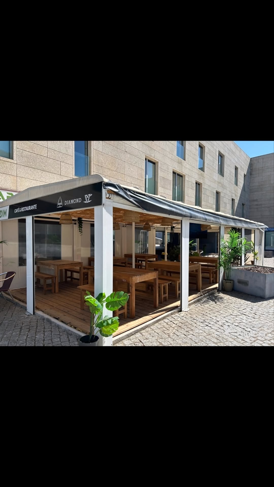 O Jardim: clear photo of venue terrace