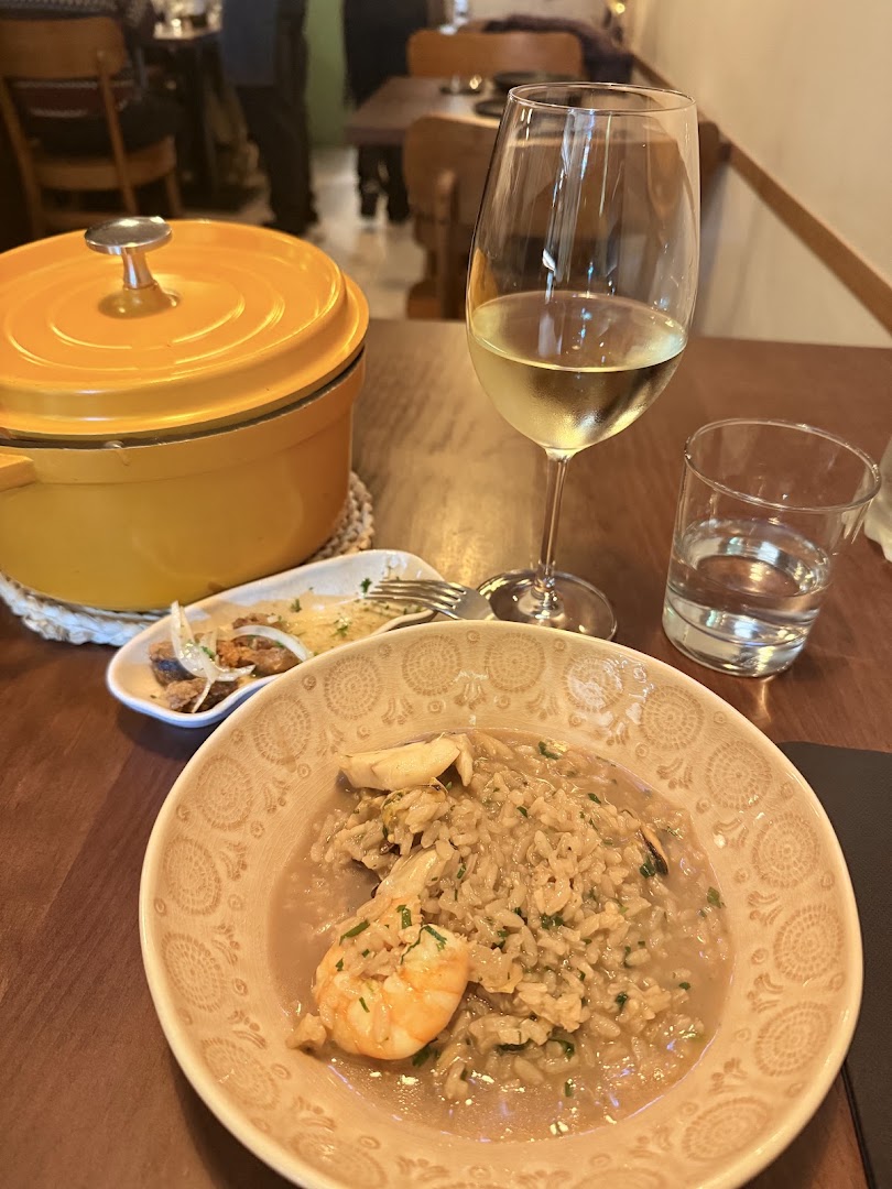 Jaket: appetizing food and drink presentation