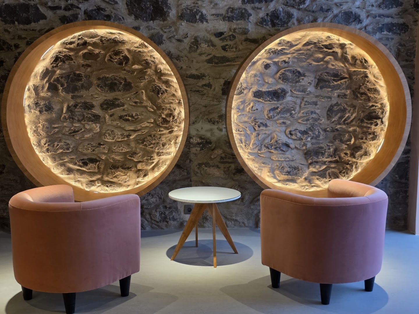 Nua: attractive, professional interior shot