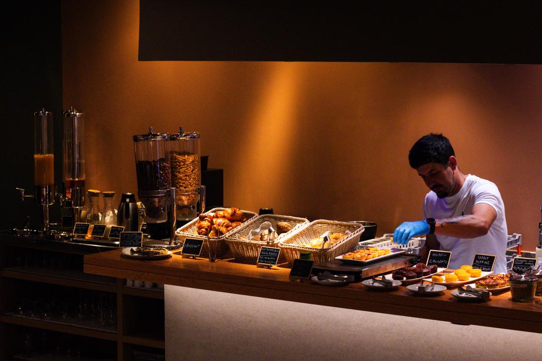 Nua: professional photo of breakfast service