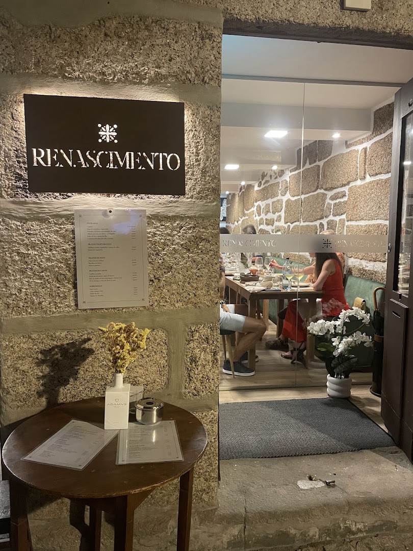 Renascimento: inviting view of restaurant interior