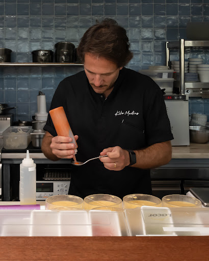 El Mar: professional chef preparing food