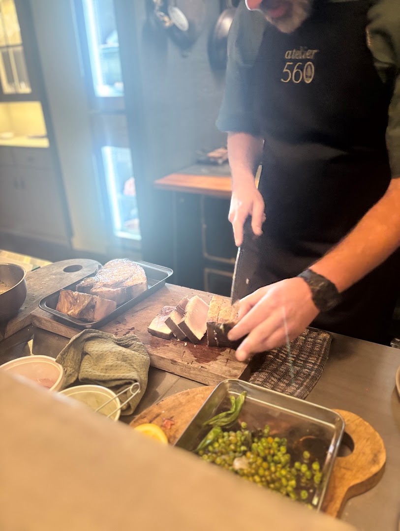 Atelier 560: professional shot of chef cooking