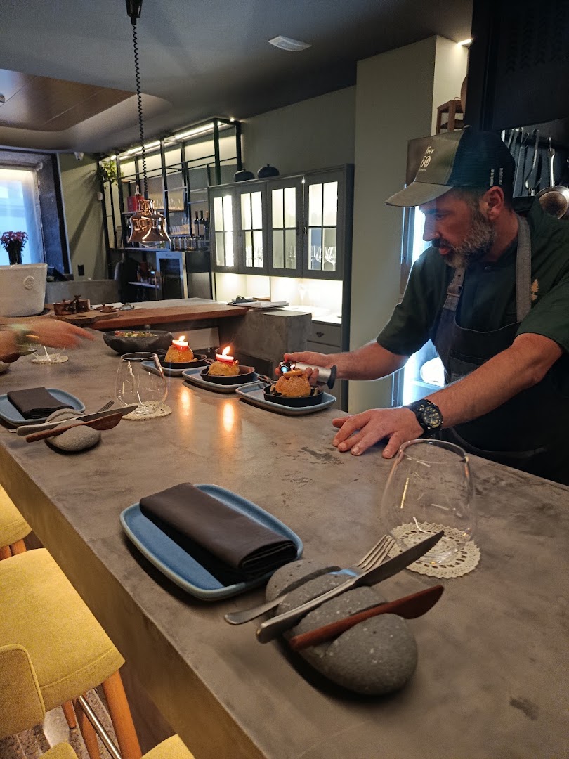 Atelier 560: professional shot of chef preparing
