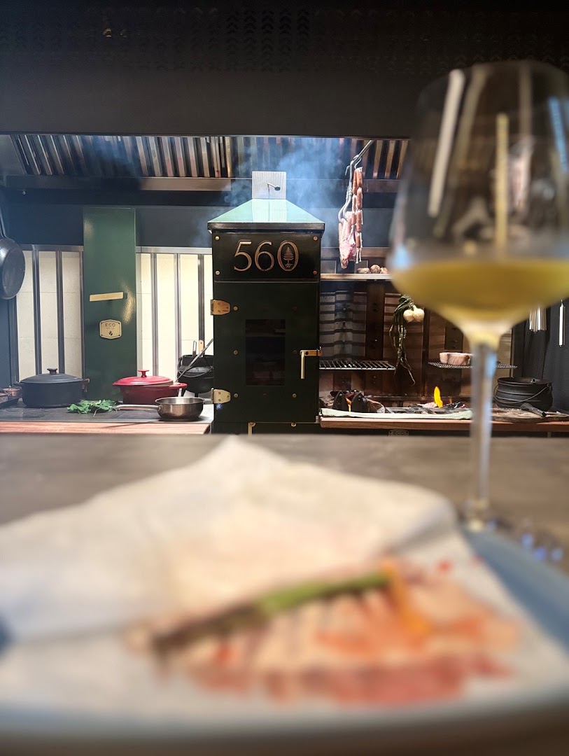 Atelier 560: atmospheric shot of restaurant kitchen