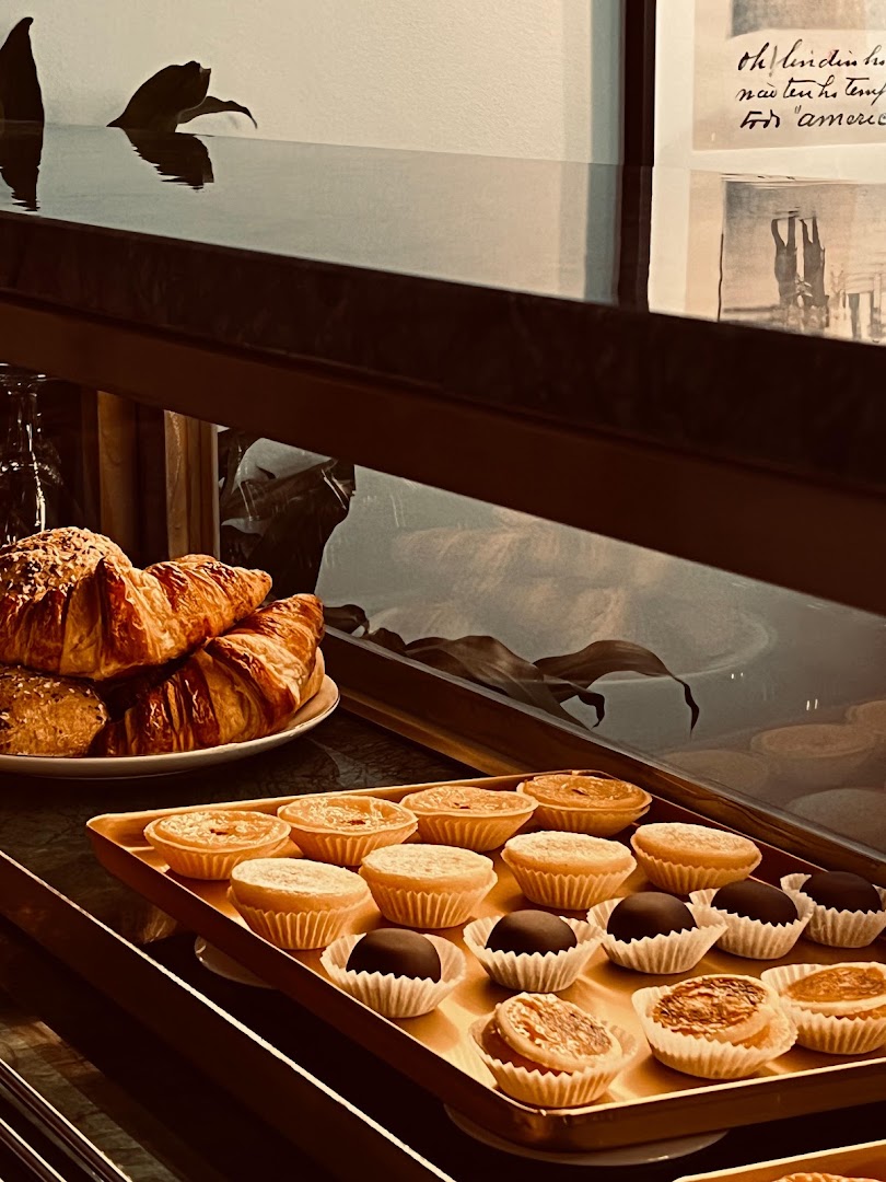 Baretto: appetizing display of fresh pastries