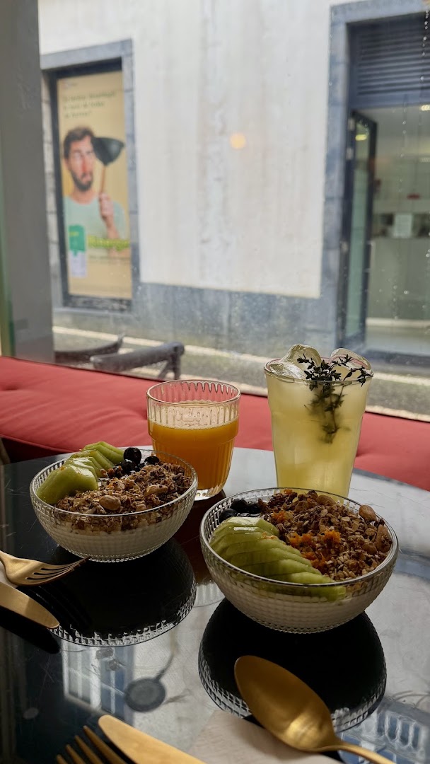 Baretto: appetizing breakfast spread, nice lighting