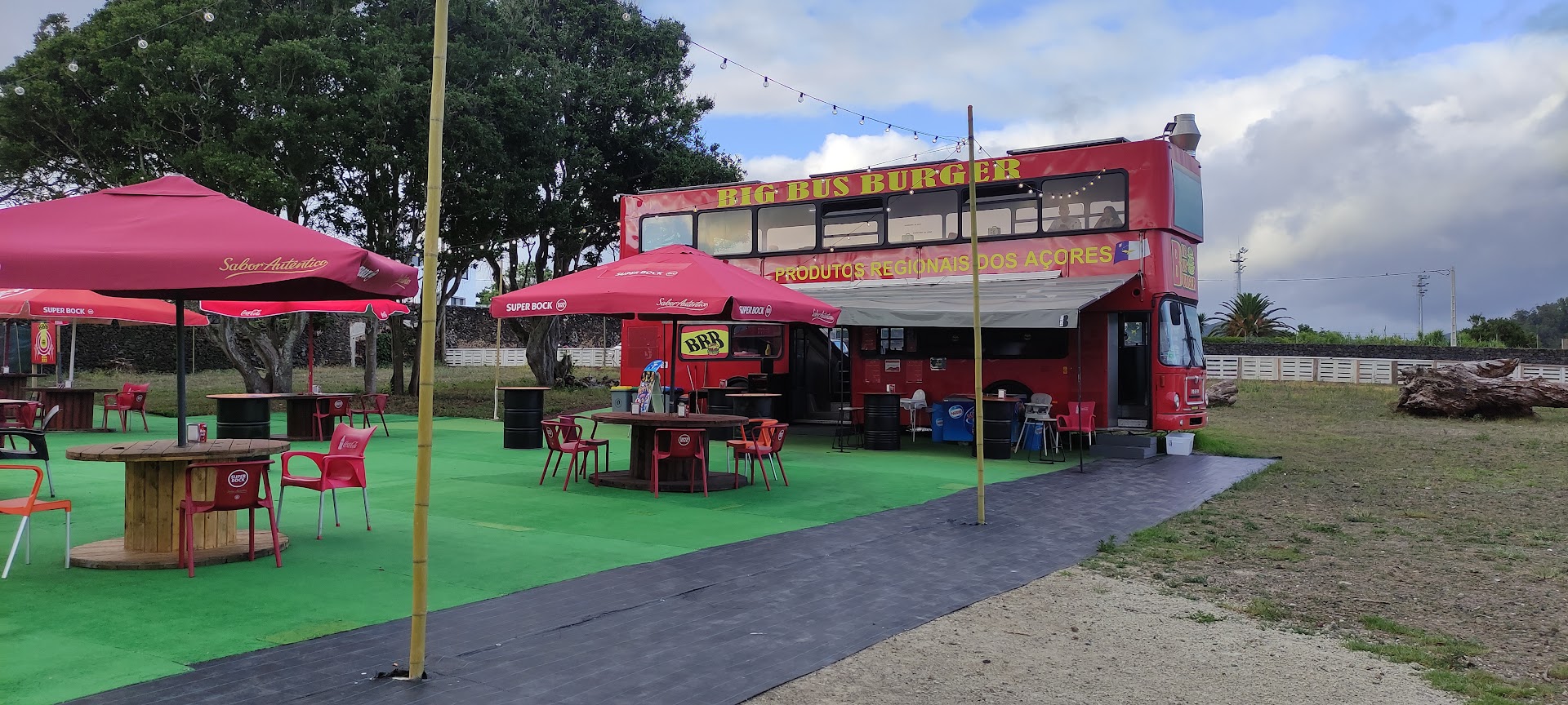 Big Bus Burger: clear photo of restaurant exterior