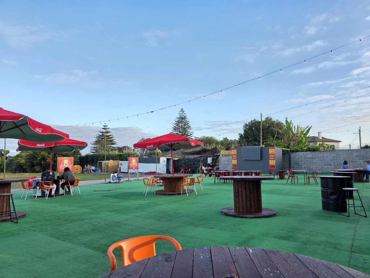 Big Bus Burger: clear view of restaurant terrace