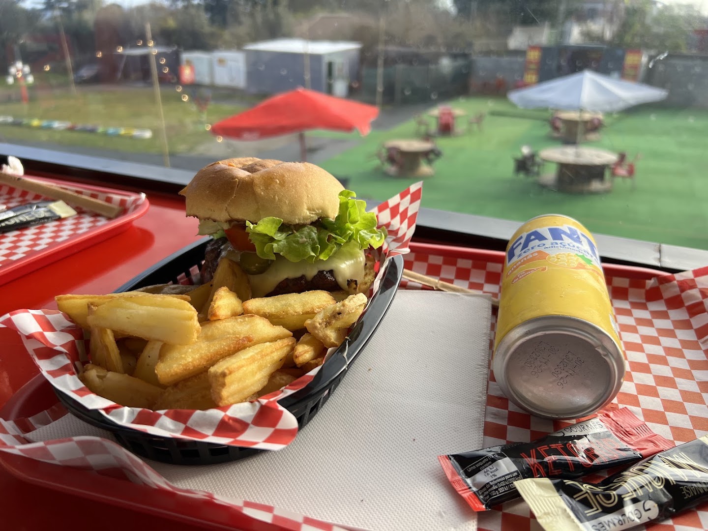 Big Bus Burger: appetizing food photo with view