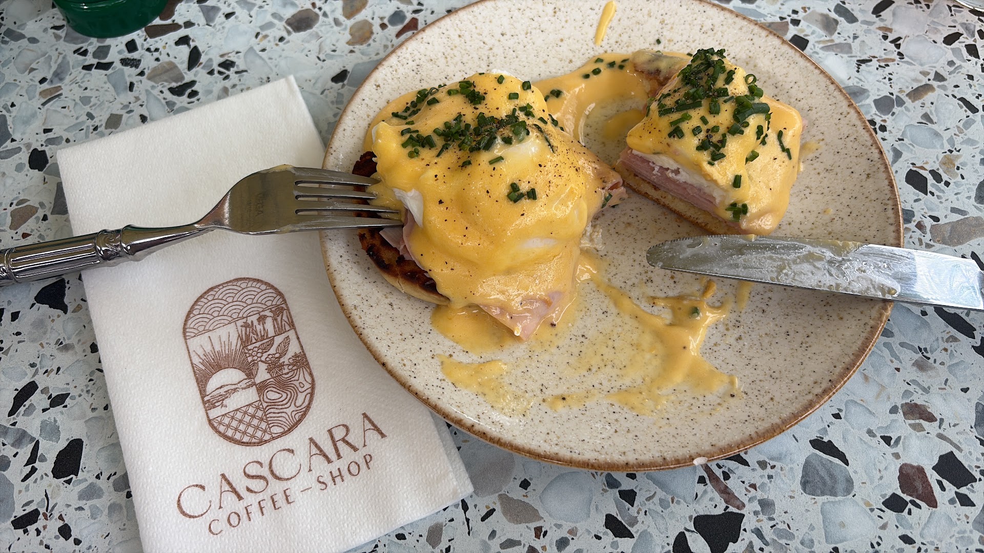 Cascara Coffee Shop: appetizing food photo with branding
