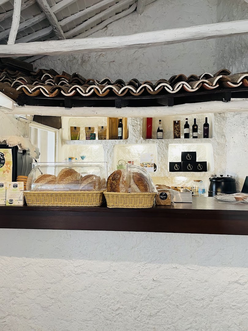 Pão com Alma: appealing display of fresh bread