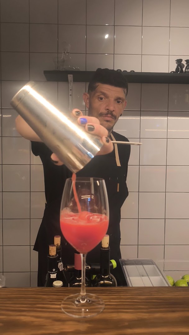 Santo Izakaya: professional photo of bartender preparing drink