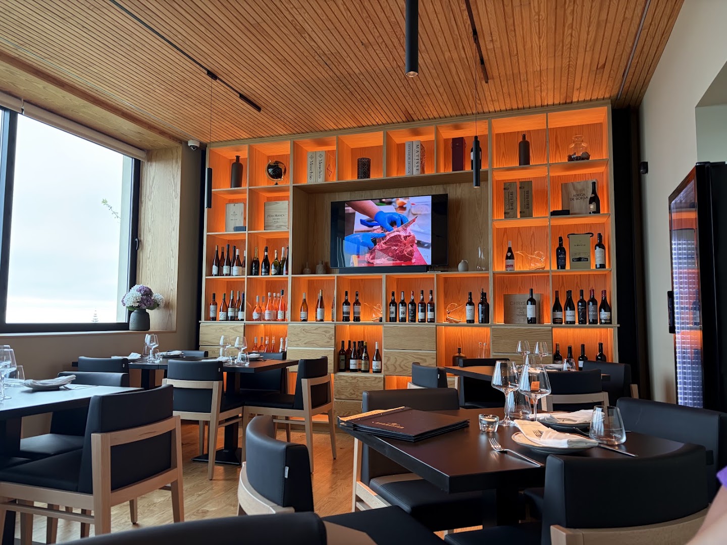 Take Off: high quality interior restaurant shot
