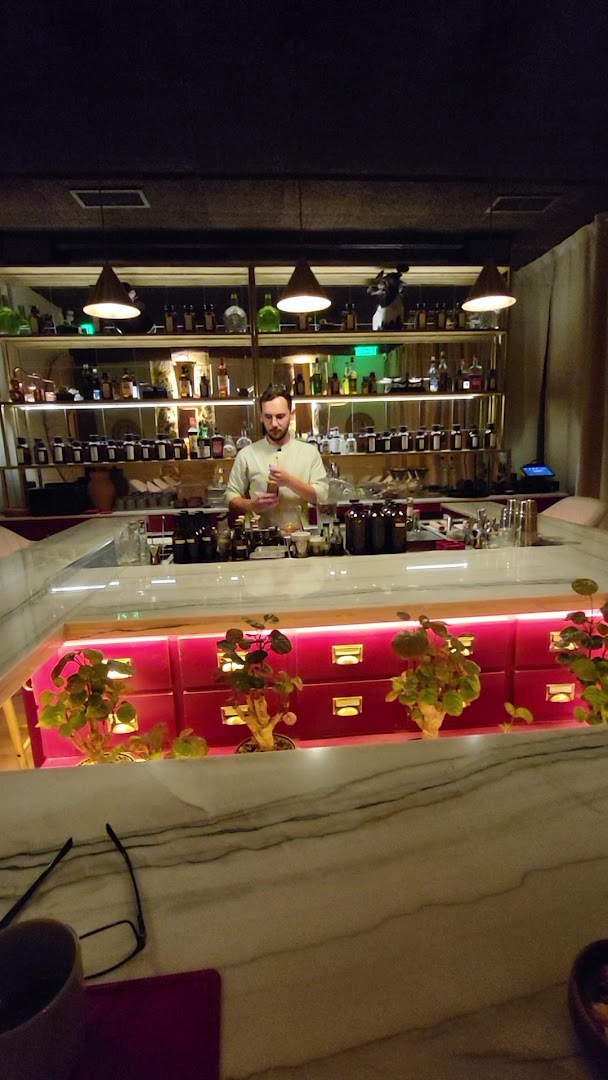 Apotecário: professional shot of bar atmosphere